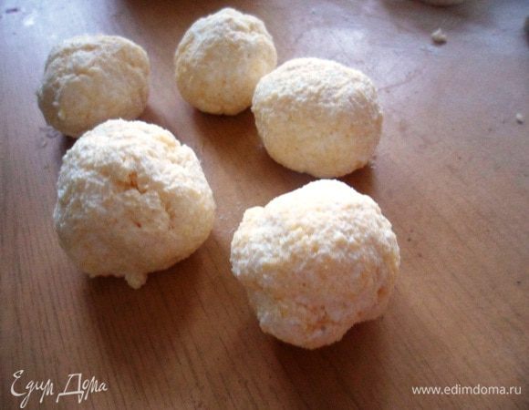 Скатать из творожно-сырной массы шарики.