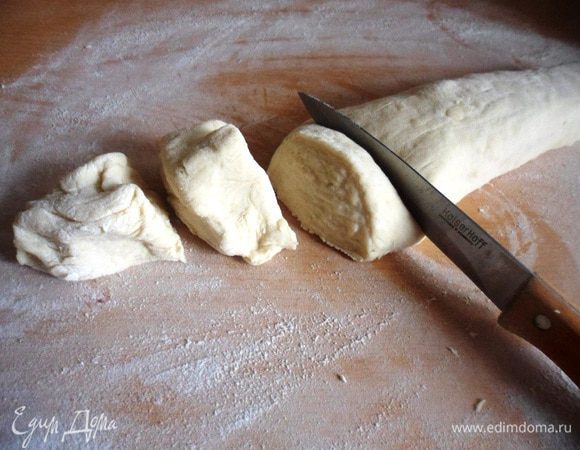 Тесто скатать колбаской и нарезать на несколько кусочков.