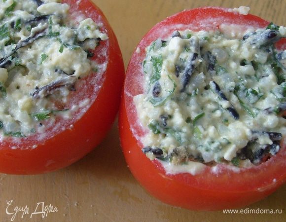 Заполнить рисовой начинкой помидоры и поставить в разогретую до 190 С духовку минут на 20. Подавать горячими. 