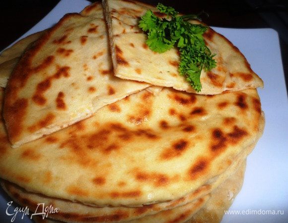 Обжарить лепешки на сухой сковороде, с каждой стороны по 3–4 минуты. Готовые хачапури смазать сливочным маслом. Приятного аппетита!