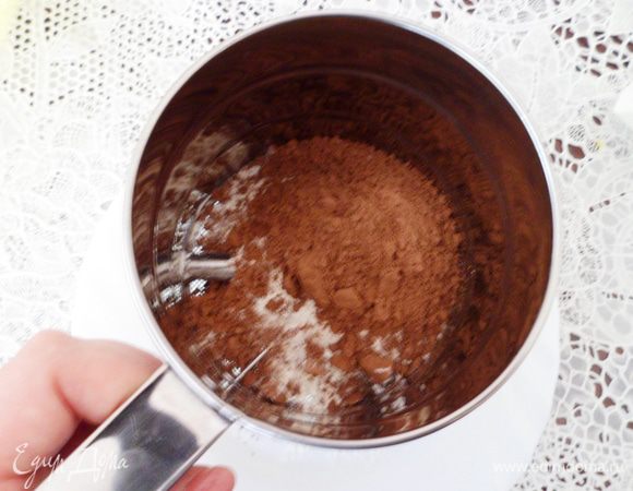 Трижды просеять  муку вместе с какао. Я всегда просеиваю муку по два-три раза, так как мука насыщается кислородом и бисквит получается воздушным и нежным