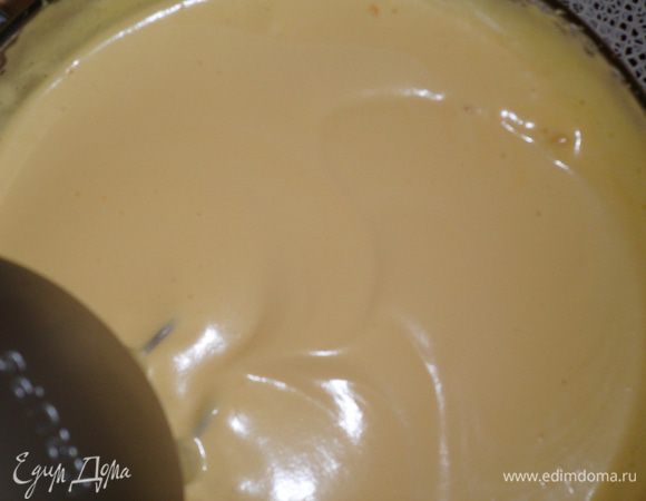 Снять с водяной бани и взбивать яичную массу до тех пор, пока она не увеличиться раза в три.  