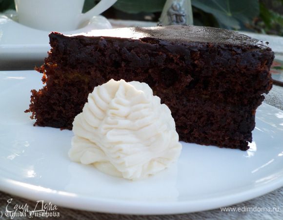 Этот торт всегда подают  со взбитыми сливками.

Приятного чаепития!