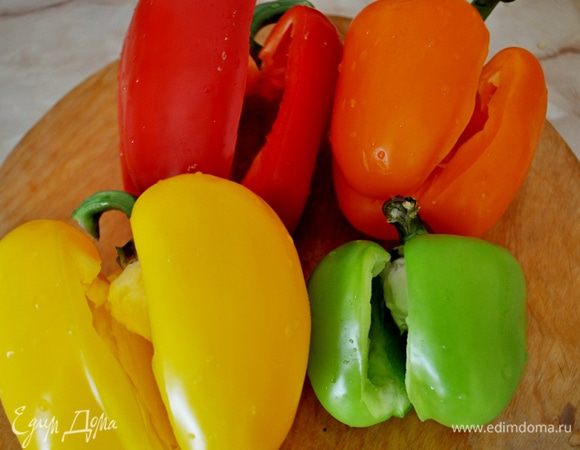 Перцы помыть, сделать надрезы вдоль и аккуратно под струей воды удалить семена, перцы обсушить.