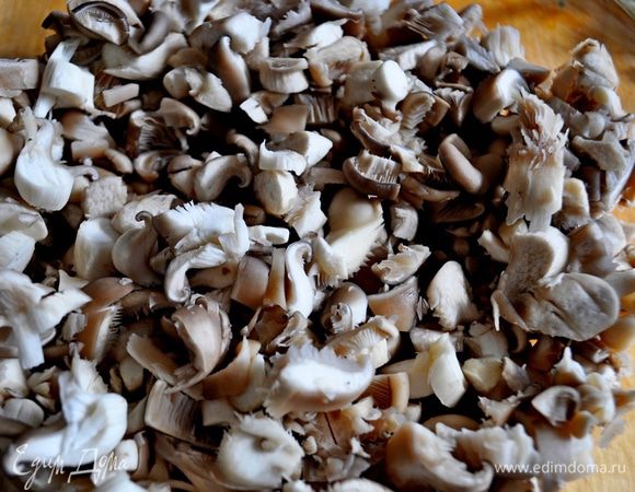 Грибы хорошо промыть, удалить жёсткую часть ножки и мелко нарезать.