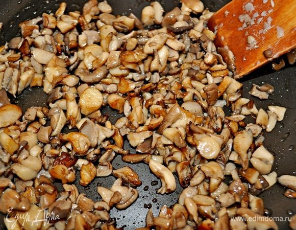 В сковороде разогреть 2 ст.л. оливкового масла и обжарить в нём помешивая грибы до золотистого цвета.