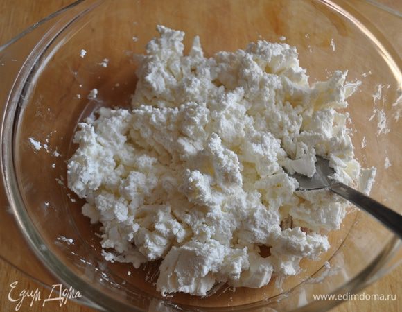Брынзу размять вилкой (если вы возьмёте брынзу твёрдого сорта, то натрите её на тёрке).