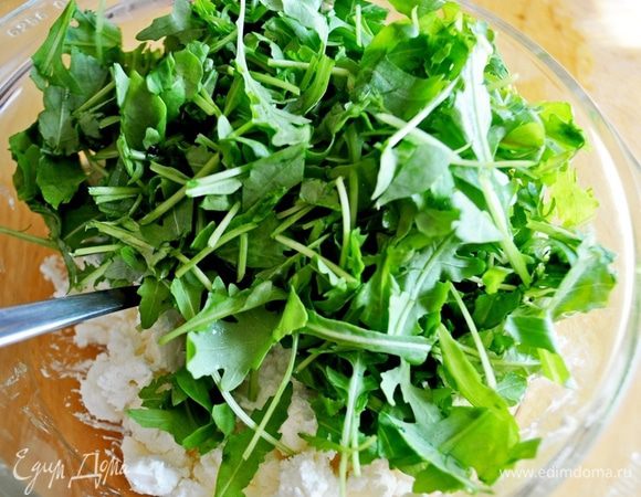 Руколу порубить ,добавить к брынзе.