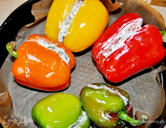 Полученной смесью начинить перцы (у меня начинка осталась ещё на один перчик и в результате у меня получилось 5 фаршированных перцев, 3 крупных и два маленьких)
Форму застелить фольгой или пергаментом, перцы смазать оливковым маслом, уложить в форму и поставить в разогретую до 200С духовку на 1 час (до вздутия кожицы). В течении часа перцы несколько раз аккуратно перевернуть, чтобы они запеклись равномерно.