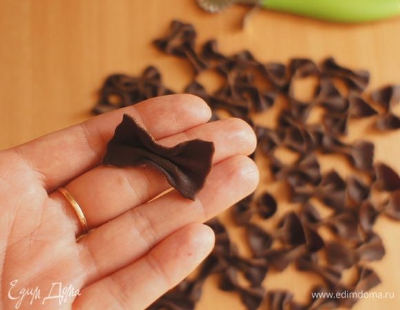 Из прямоугольников сделать "бантики": защипнув их по середине.
