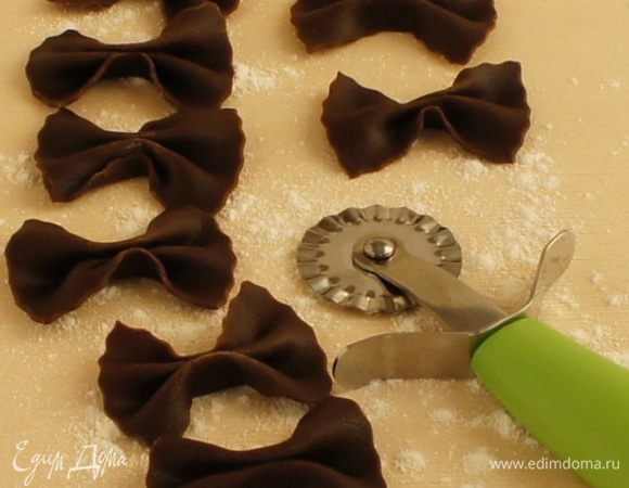 Готовые фарфалле опустить в кипящую подсоленную воду (можно в воду добавить оливковое или сливочное масло) и отварить 2-3 минуты.