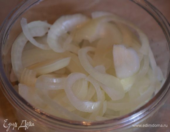 Лук нарезать полукольцами. Добавить сахарный песок и уксус. Немного помять и оставить на несколько минут мариноваться.