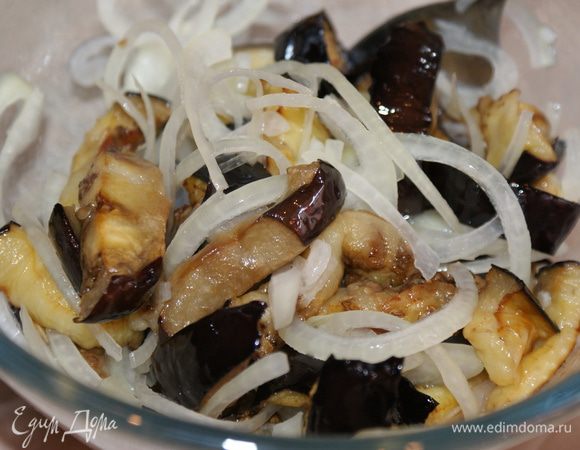 Добавить к баклажанам лук и посолить по вкусу.