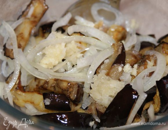 Чеснок выдавить через пресс и добавить к баклажанам. Все хорошо перемешать. 