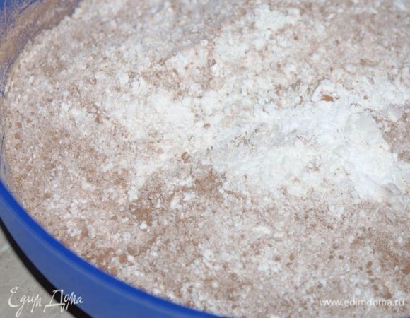 Смешать муку, какао и разрыхлитель.