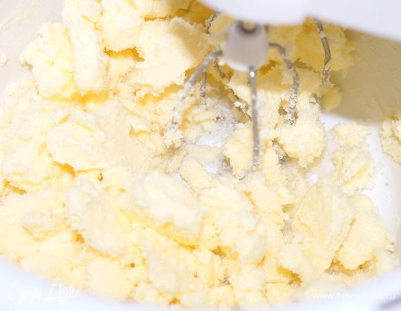 Яйца взбить с размягченным сливочным маслом и сахаром.
