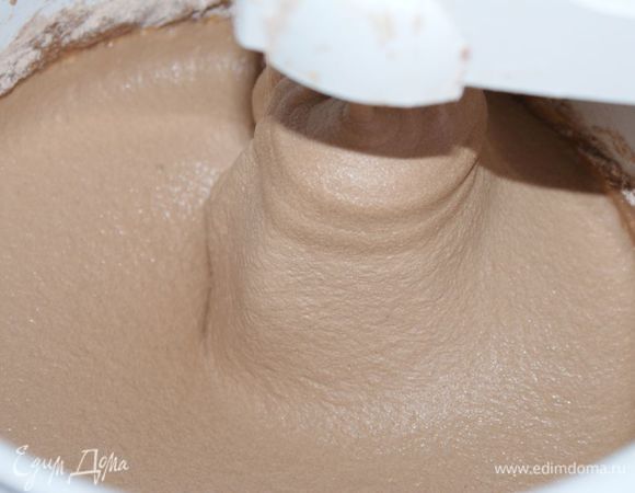 Добавить сухие ингредиенты (мука, какао и разрыхлитель).
