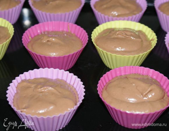 Разложить тесто по формочкам для маффинов.
