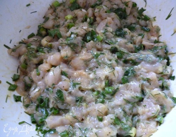 Хорошо вымешать фарш,немного отбить и поставить в холодильник.