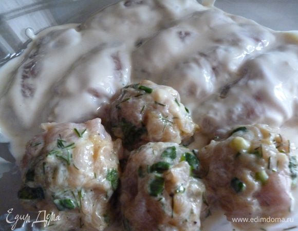 Отдельно смешать горчицу со сметаной.Теперь берем форму для запекания(я пользуюсь стеклянной).Из фарша формуем небольшие шарики,выкладываем их в форму.Сверху распределяем сметанно-горчичную заправку.