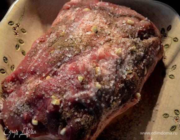 Выбранный кусок говядины или свинины ножом аккуратно делаем 20 небольших разрезов и пальчиками вдавливаем чеснок.Солим и перчим со всех сторон.