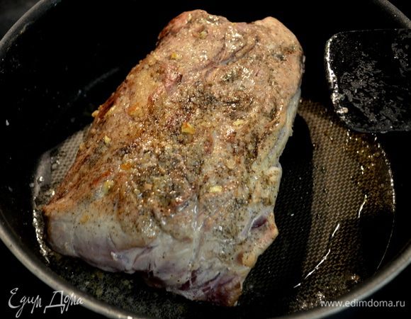 На жаровне или сковороде с глубоким дном разогреваем растит.масло и затем выкладываем наш приготовленный кусок и обжариваем со всех сторон примерно 4-6 мин.каждую сторону.