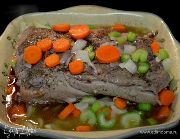 Переложим в блюдо для запекания,добавим лук,морковь и сельдерей.И примерно 1 стакан воды,1/2 стак.вино по желанию. Поставить в разогретую духовку на 150 гр.на 3-3,5 часа.Прикройте фольгой в конце последнего часа.