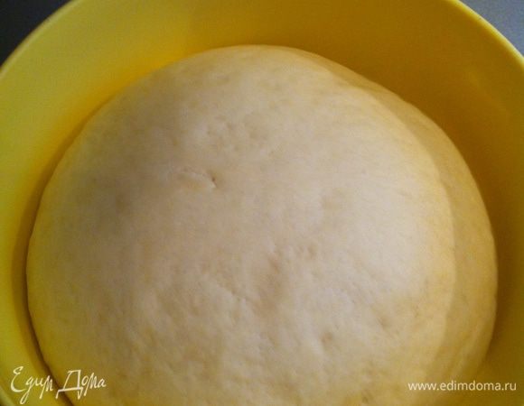 Затем добавить сахар,соль и масло.Все перемешать и добавить оставшуюся муку.Замесить тесто и поставить в теплое мест на 1,5 часа.