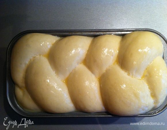 Затем тесто разделить на 3 равные части и скатать 3 шара.Накрыть и оставить на 10 минут.Раскататть шары в прямоугольники и скатать в жгуты.Сплести халу начиная из середины.Положить в форму и поставить в теплое место на 1,5 часа.Затем смазать яйцом и выпекать в духовке при темп 180 гр 45-50 минут.
Приятного аппетита!