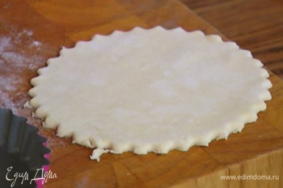 Слегка раскатать тесто и с помощью круглой формочки для выпечки вырезать два кружка.