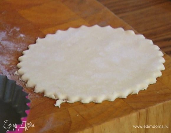 Слегка раскатать тесто и с помощью круглой формочки для выпечки вырезать два кружка. 