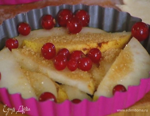 Присыпать груши сахаром, сверху добавить ягоды красной смородины (немного оставить для украшения).