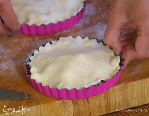 Накрыть ягодно-грушевую начинку кружками теста и слегка прижать его.