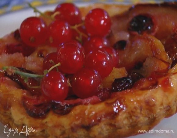 Перевернуть готовые тарталетки на тарелку и украсить оставшейся смородиной.