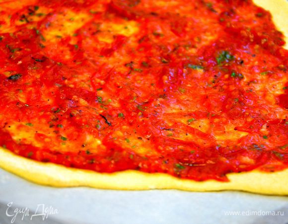 Подошедшее тесто раскатать на присыпленной слегка мукой рабочей поверхности, примерно 0,5см толщиной. Смазать соусом. Отправить в разогретую духовку на 15 минут.