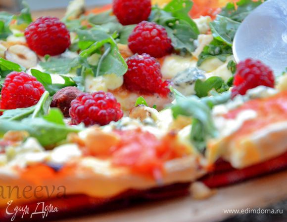 Выложить на пиццу малину и руколу. Приятного аппетита.