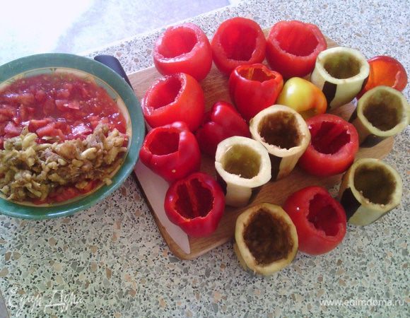 Овощи помыть. Баклажаны почистить полосками, порезать (поперёк) на 2 или 3 части. Удалить сердцевину (мякоть без семян мелко нарезать и чуть присолить) и чуть-чуть присолить внутри. У помидоров удалить семена, жидкость и перегородки ( мелко нарезать в отдельную тарелочку). Из перца просто убрать сердцевину. 