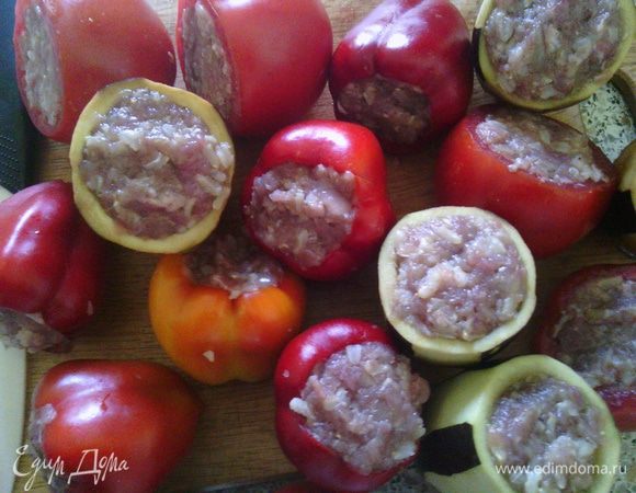 Слить из половинок баклажан, выделившийся сок. Начинить все овощи фаршем. 