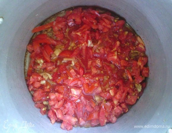 На дно кастрюли выкладываем все, что мы достали из помидоров и баклажан (мякоть баклажан предварительно отжать). Присыпаем сахаром (1 ч.лож), присолить. 