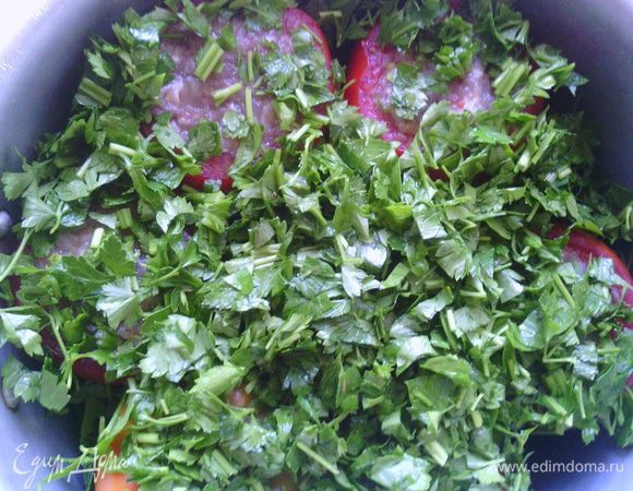 Укладываем в кастрюлю фаршированные овощи слоями - баклажаны, перец, помидоры. Сверху посыпаем мелконарезанной петрушкой и кинзой. 