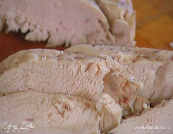 Куриную грудку предварительно отварить, а затем порезать небольшими продолговатыми кусочками.