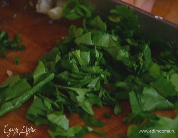 Зеленый лук и кинзу мелко порубить.