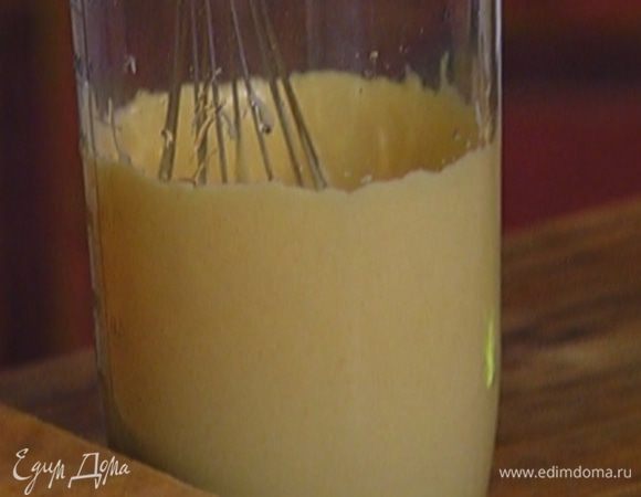 Приготовить майонез: желток соединить с горчицей и щепоткой соли и взбивать миксером, тонкой струйкой вливая оливковое масло. Когда майонез загустеет, влить уксус.