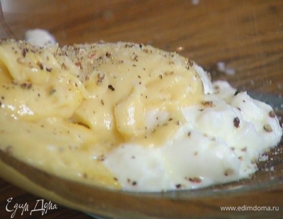 Приготовить заправку: йогурт соединить с 1 ст. ложкой домашнего майонеза, посолить, поперчить и перемешать.