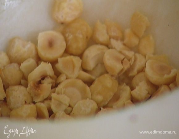 Фундук измельчить в ступке в мелкие кусочки.
