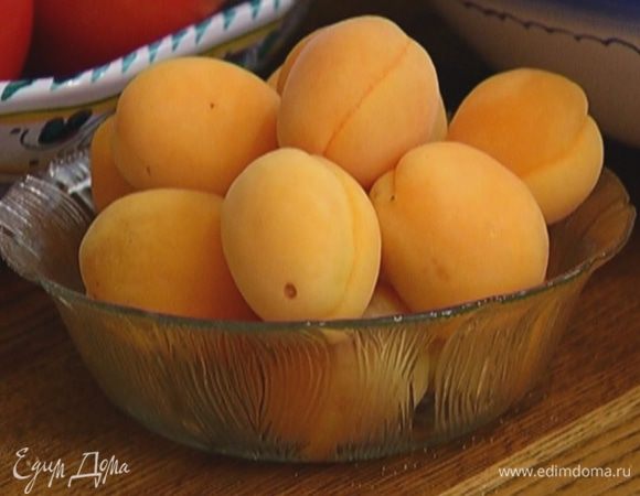 Абрикосы, удалив косточки, разделить на половинки.