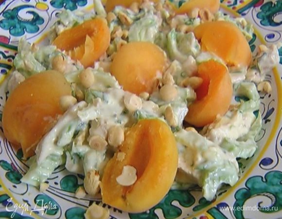 Сверху разложить половинки абрикосов и посыпать орехами.