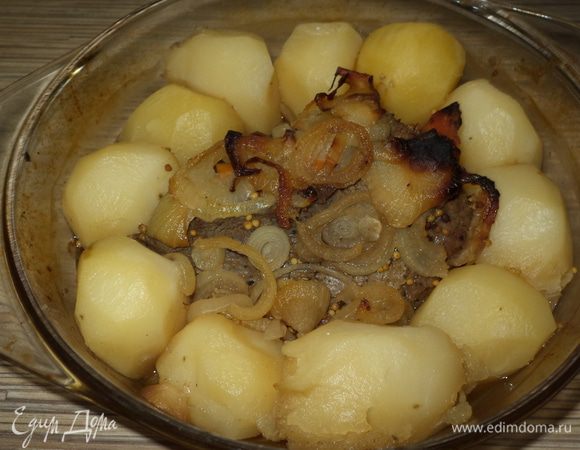 Ставим в духовку сначала на 200* а после закипания убавляем до 140* и пусть томиться часа 2. Можно часа через 1,5 если делается в жаропрочке добавить картошку,в кастрюльке много сока, в фольге его бывает поменьше! Лук может немного подгорать, но  он нам и был нужен для защиты мяса! Мы с мужем его убираем,а вот наш зять с удовольствием его съел!