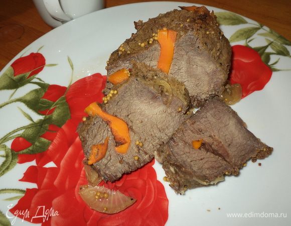 достаем мясо и режем на кусочки!Полезно,полное отсутствие всяких жиров,если только что есть внутри самой говядины и лук с морковью тоже отдают мяску все полезное!Конечно говядина капризное мясо и возможно придется подержать и подольше,проткните вилочкой и вы поймете на стол или еще ненадолго в духовку!