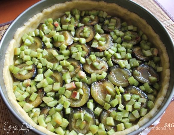 Между ними ревень. Залить фрукты сиропом.